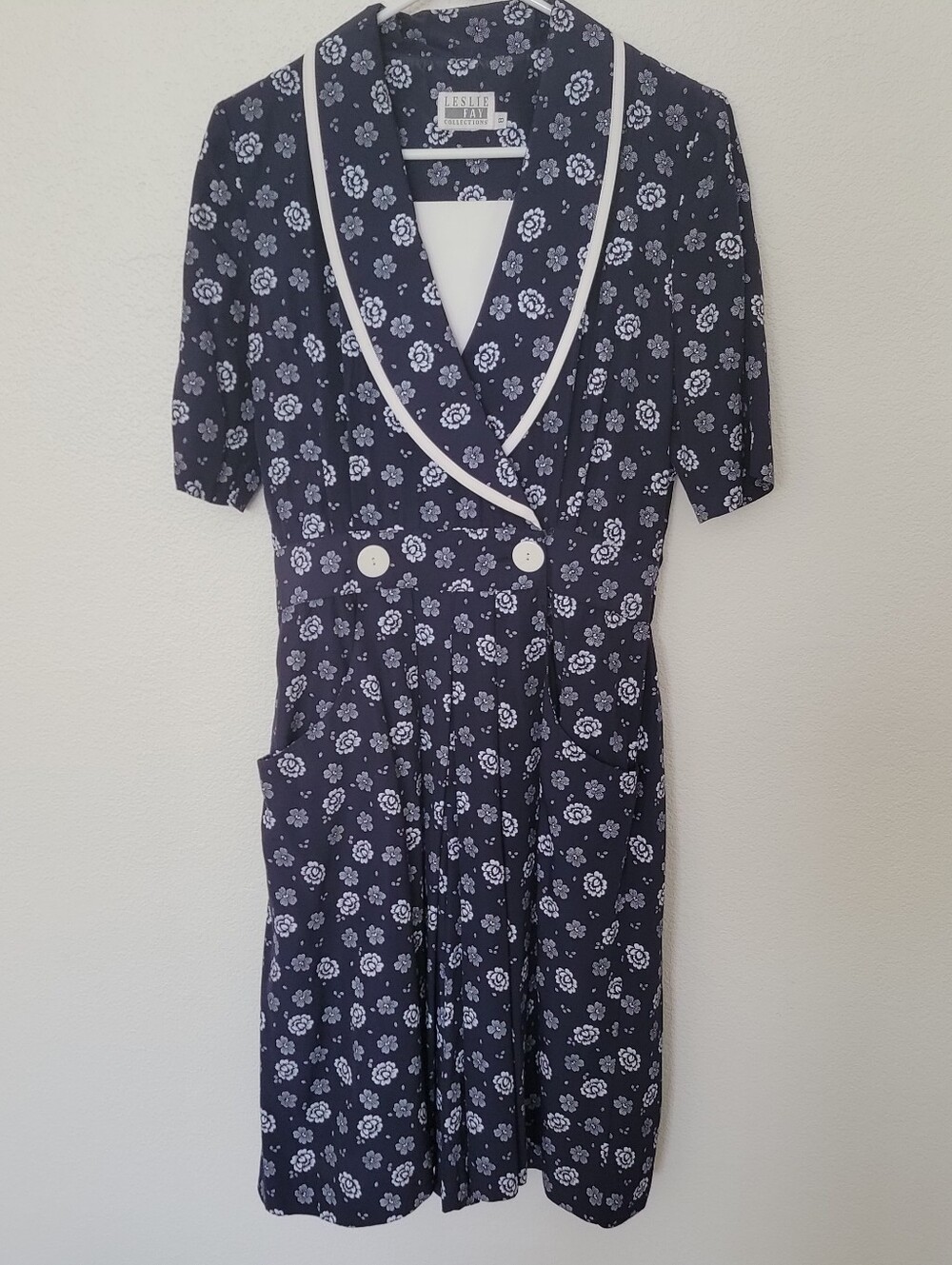 Leslie Fay Navy Floral Faux-Wrap Jumpsuit White Trim. SZ 8 Vintage Feel, Modern